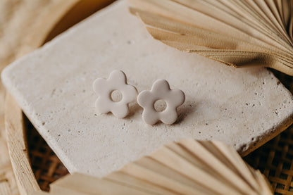 MARIA - kleine Blumen Ohrstecker in vanille