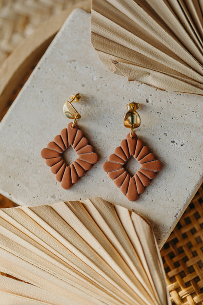 MARIE LOU - zimt farbene Polymer Ton Ohrringe Raute