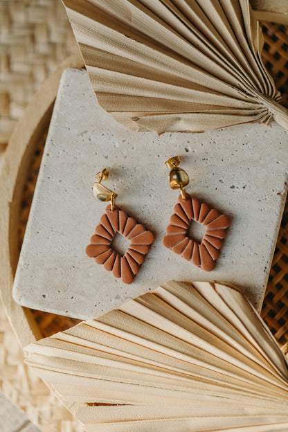 MARIE LOU - zimt farbene Polymer Ton Ohrringe Raute