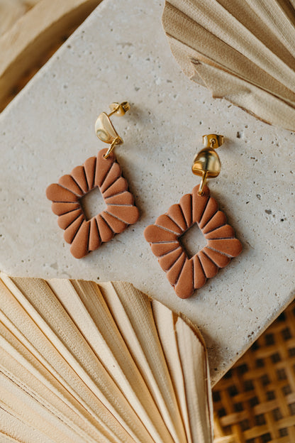 MARIE LOU - zimt farbene Polymer Ton Ohrringe Raute