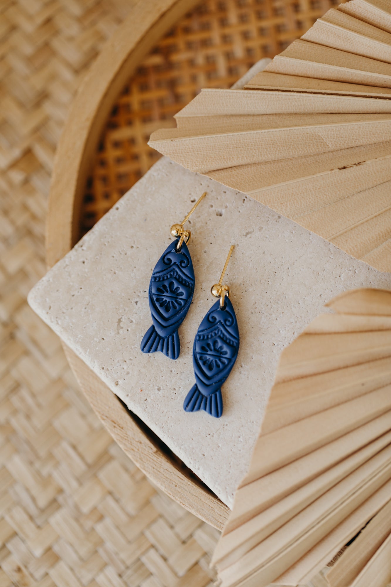 MARINA - blaue Fisch Ohrringe mit Muster