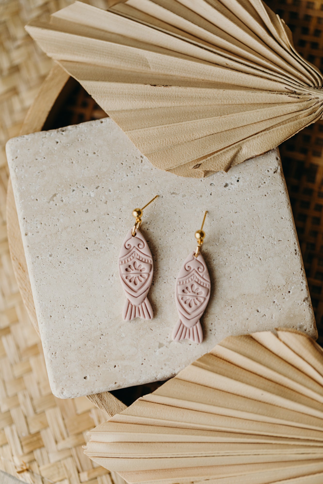 MARINA - Fisch Ohrringe mit Muster in Rosa