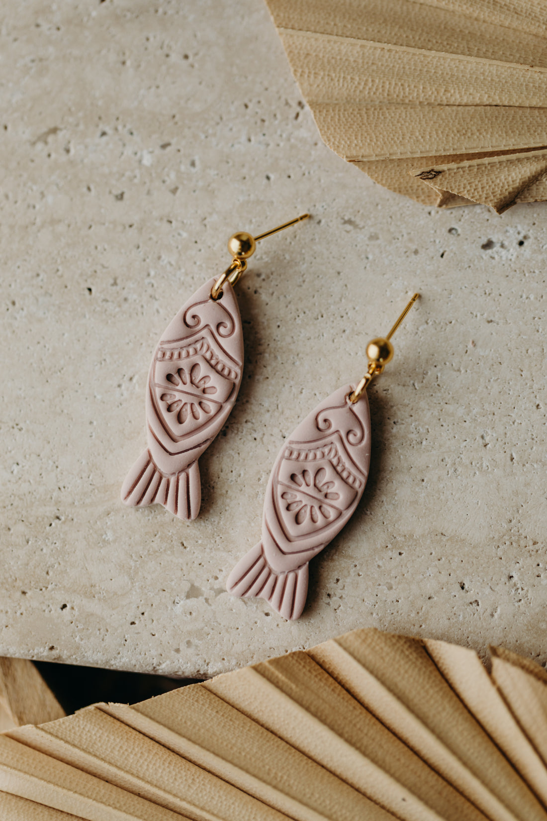 MARINA - Fisch Ohrringe mit Muster in Rosa