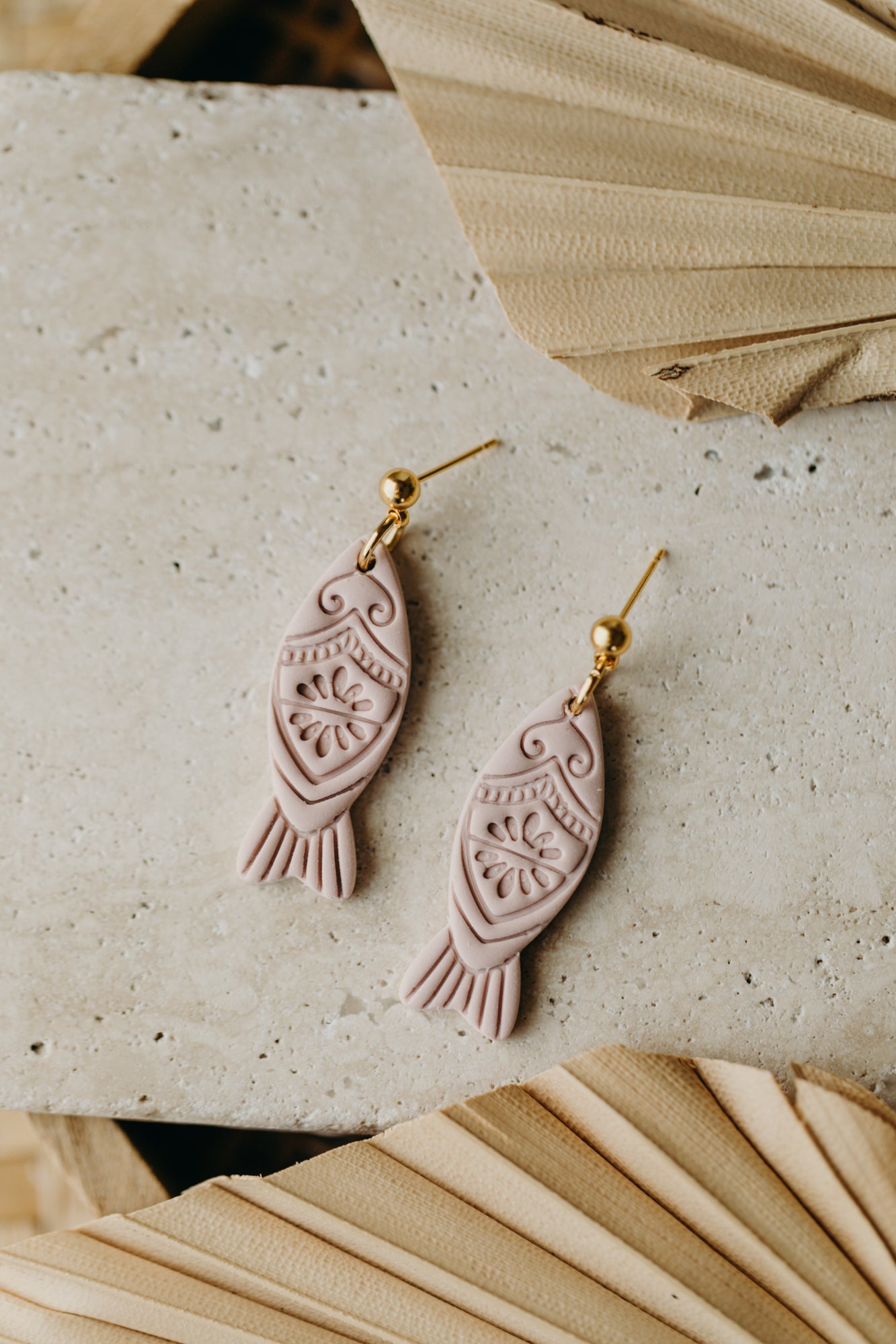 MARINA - Fisch Ohrringe mit Muster in Rosa