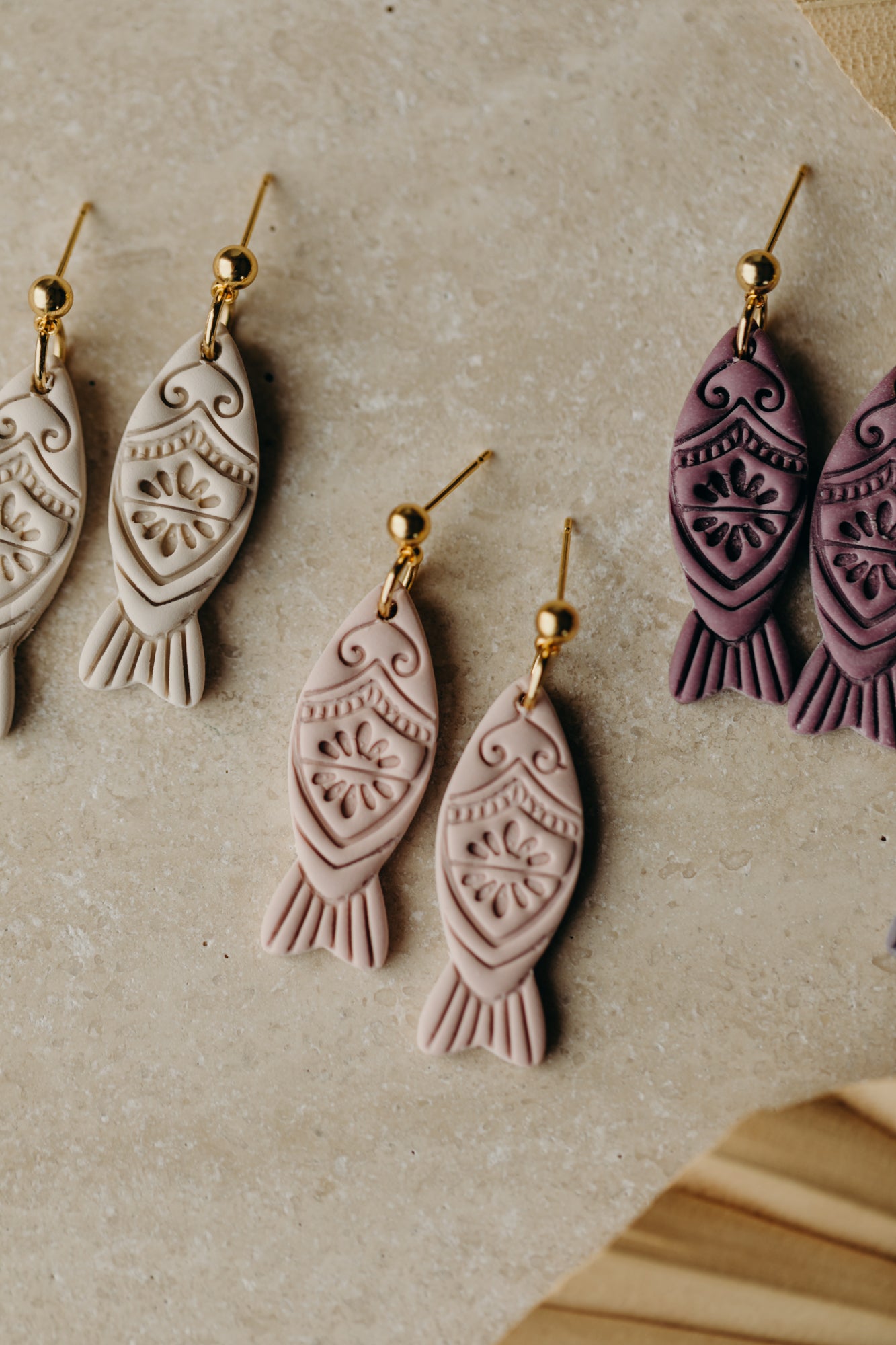 MARINA - Fisch Ohrringe mit Muster in Rosa