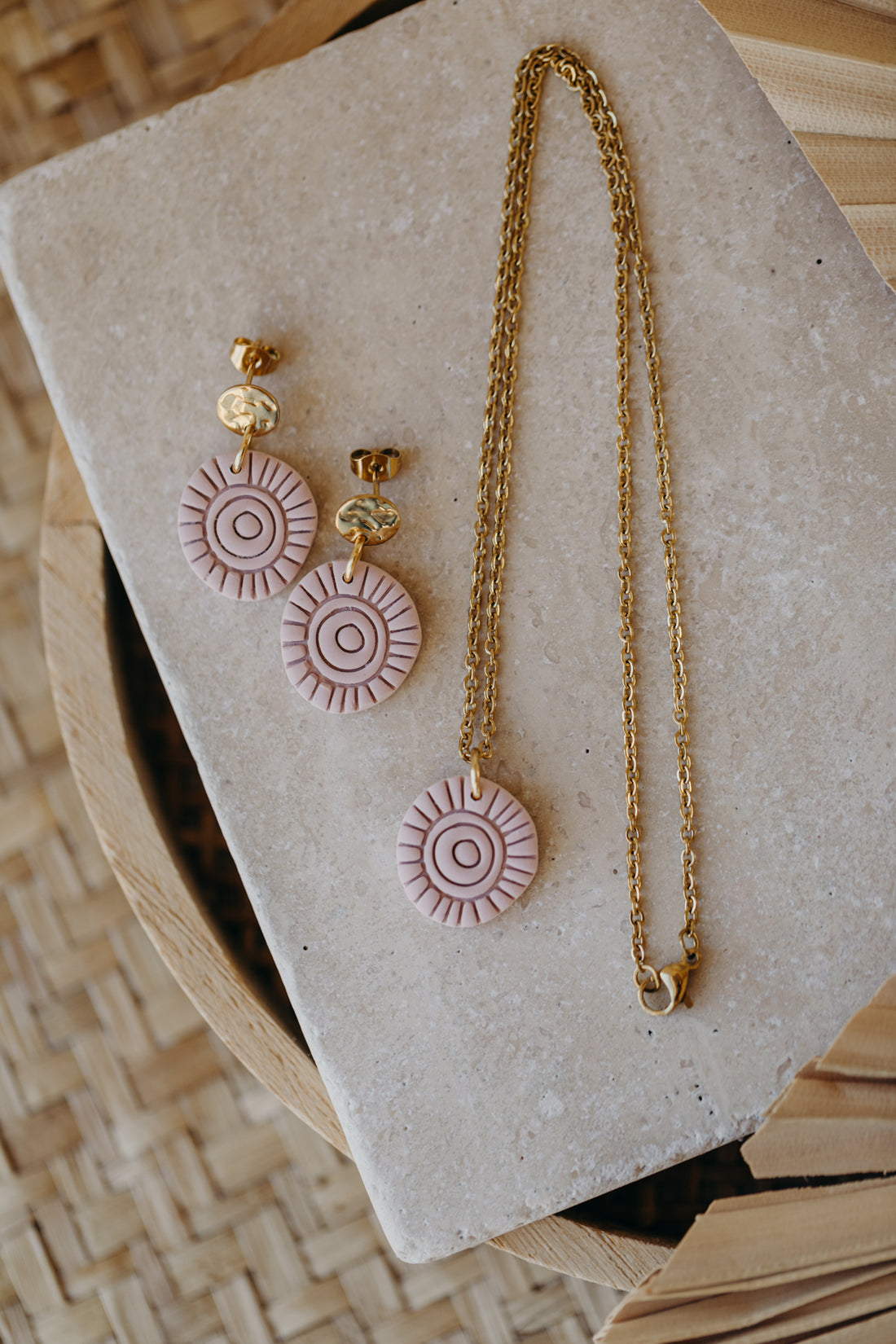 MARIS - Necklace with round patterned pendant in pink 