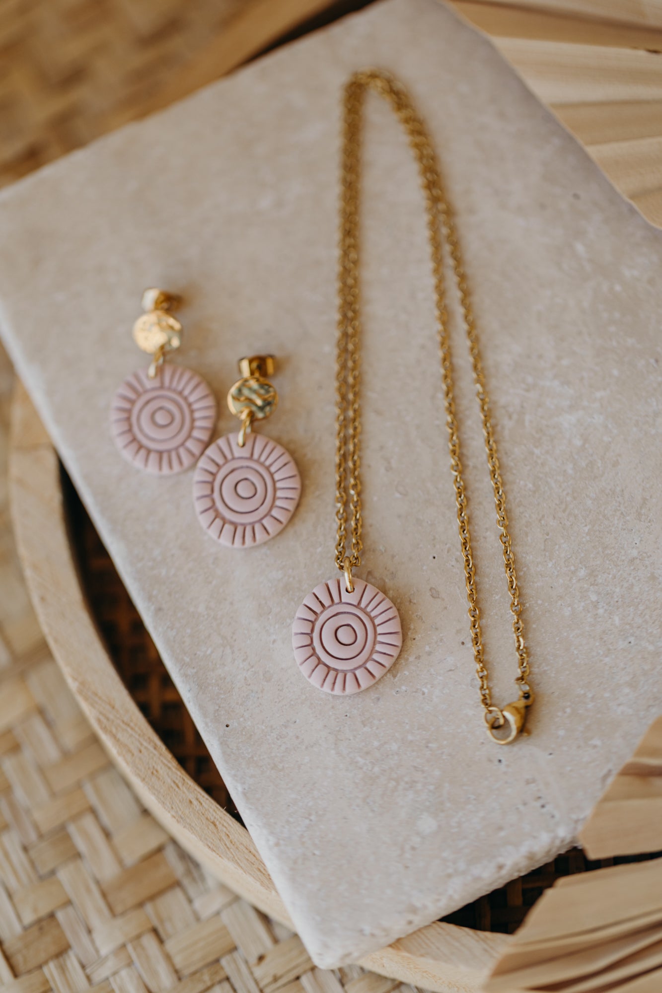 MARIS - Halskette mit rundem Anhänger mit Muster in rosa