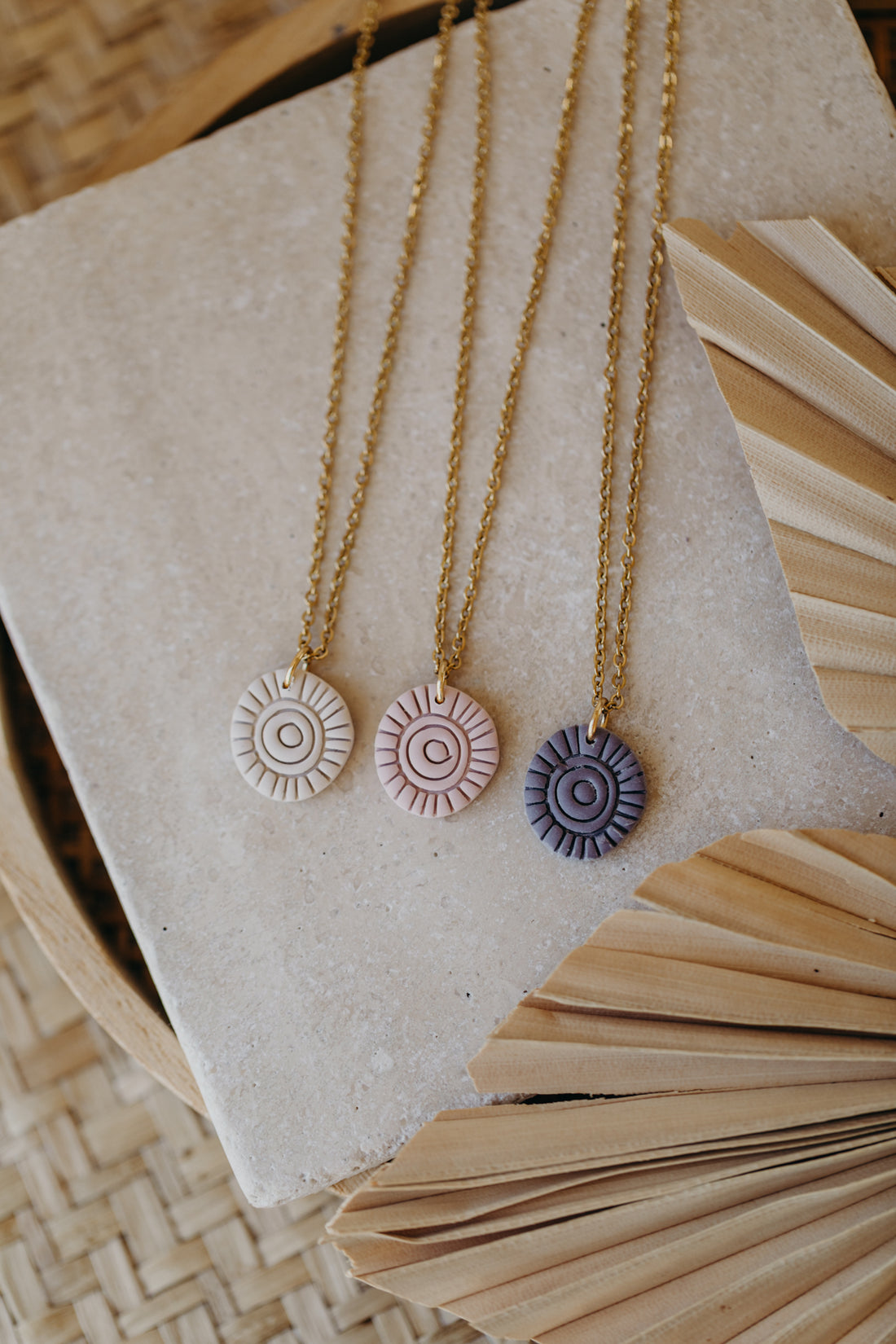 MARIS - Necklace with round patterned pendant in pink 
