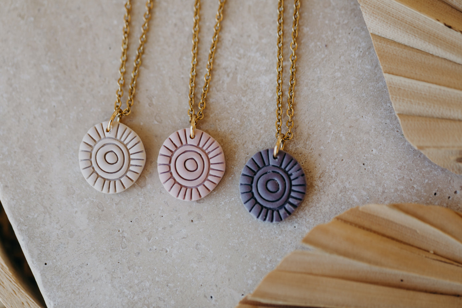 MARIS - Halskette mit rundem Anhänger mit Muster in rosa