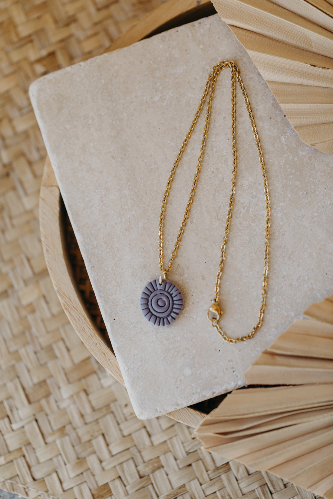 MARIS - Necklace with round pendant with pattern in lavender 