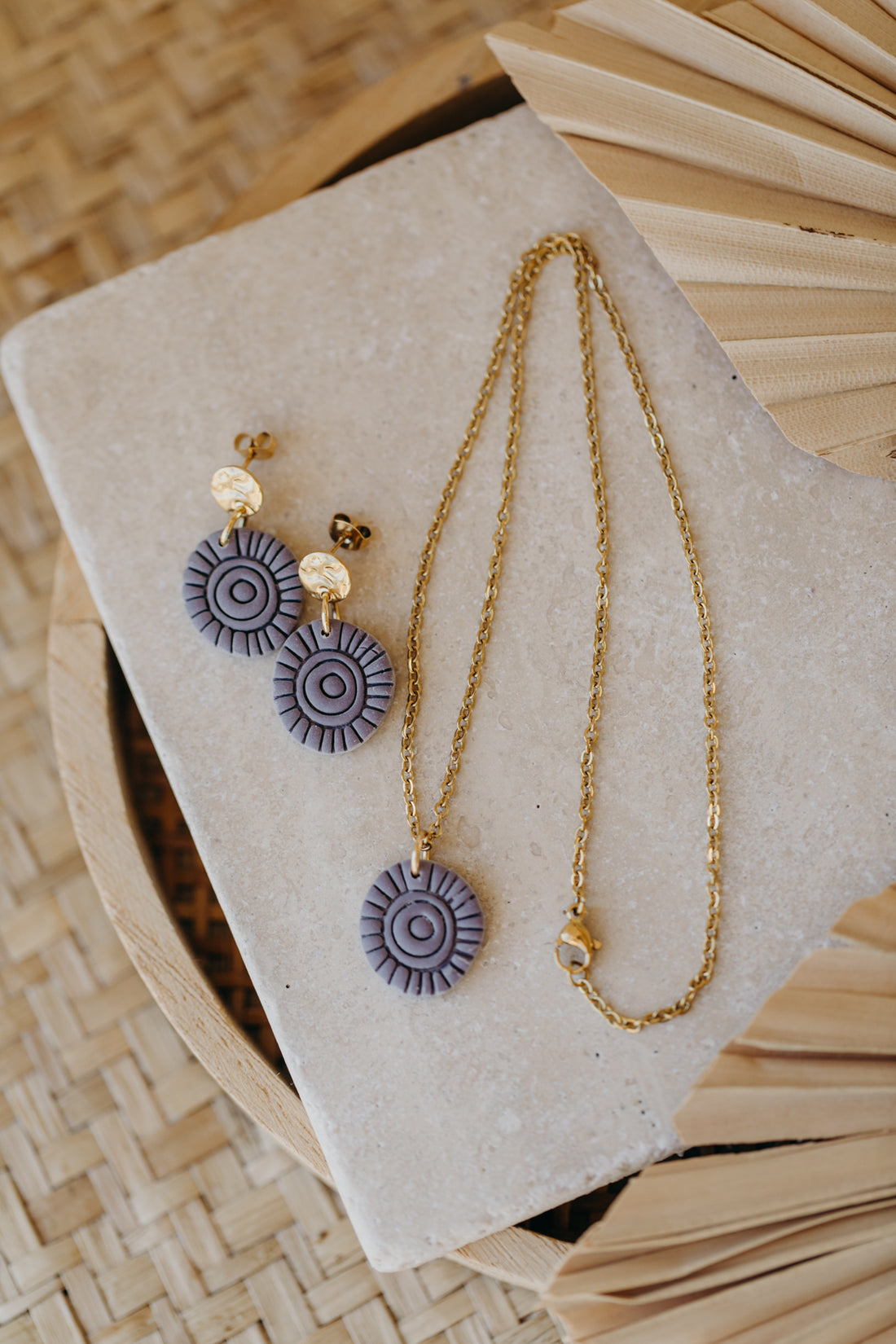 MARIS - Necklace with round pendant with pattern in lavender 