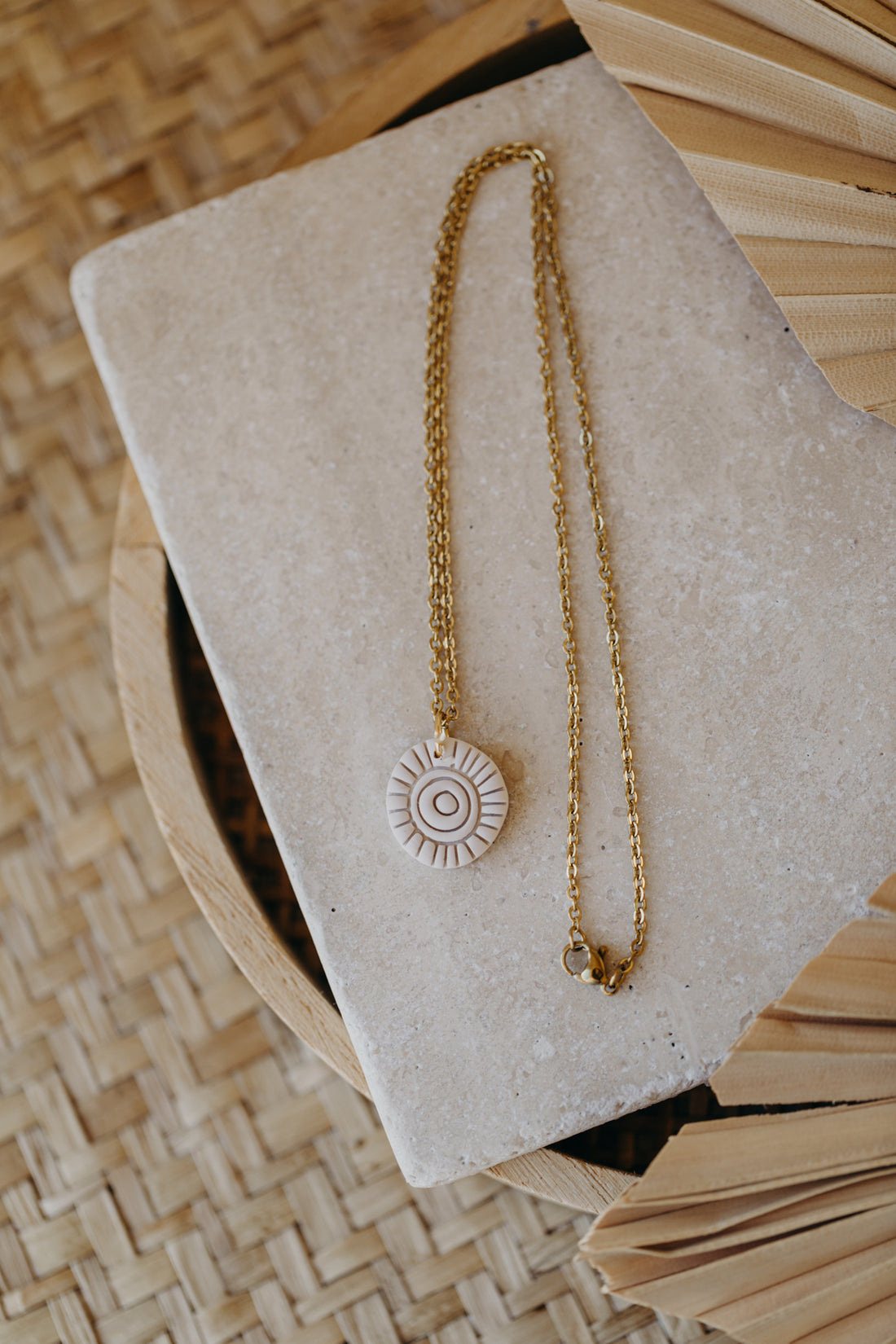 MARIS - Necklace with round patterned pendant in vanilla 