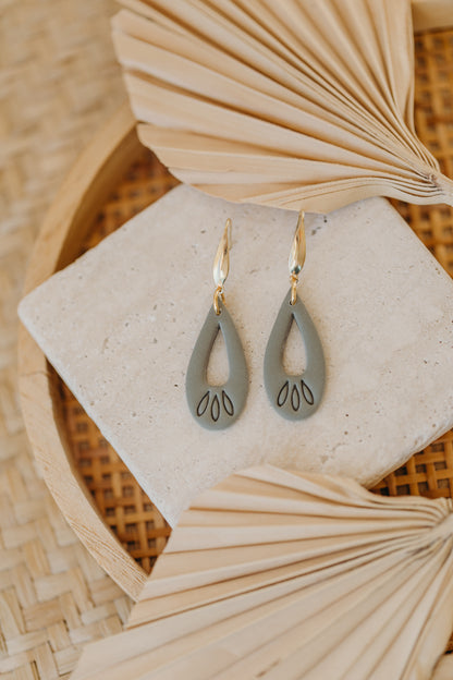 MARLEEN - lange grüne Tropfenohrringe mit Muster