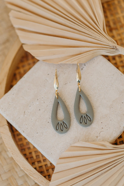 MARLEEN - lange grüne Tropfenohrringe mit Muster