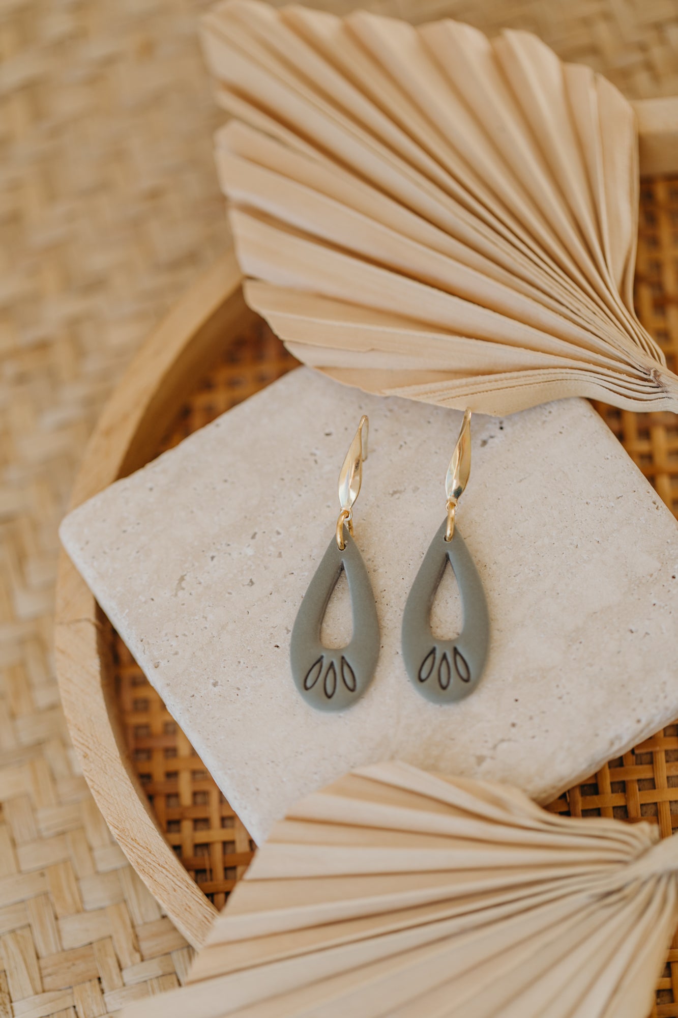 MARLEEN - lange grüne Tropfenohrringe mit Muster