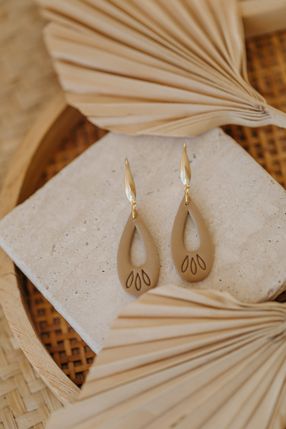 MARLEEN - lange sand farbene Tropfenohrringe mit Muster