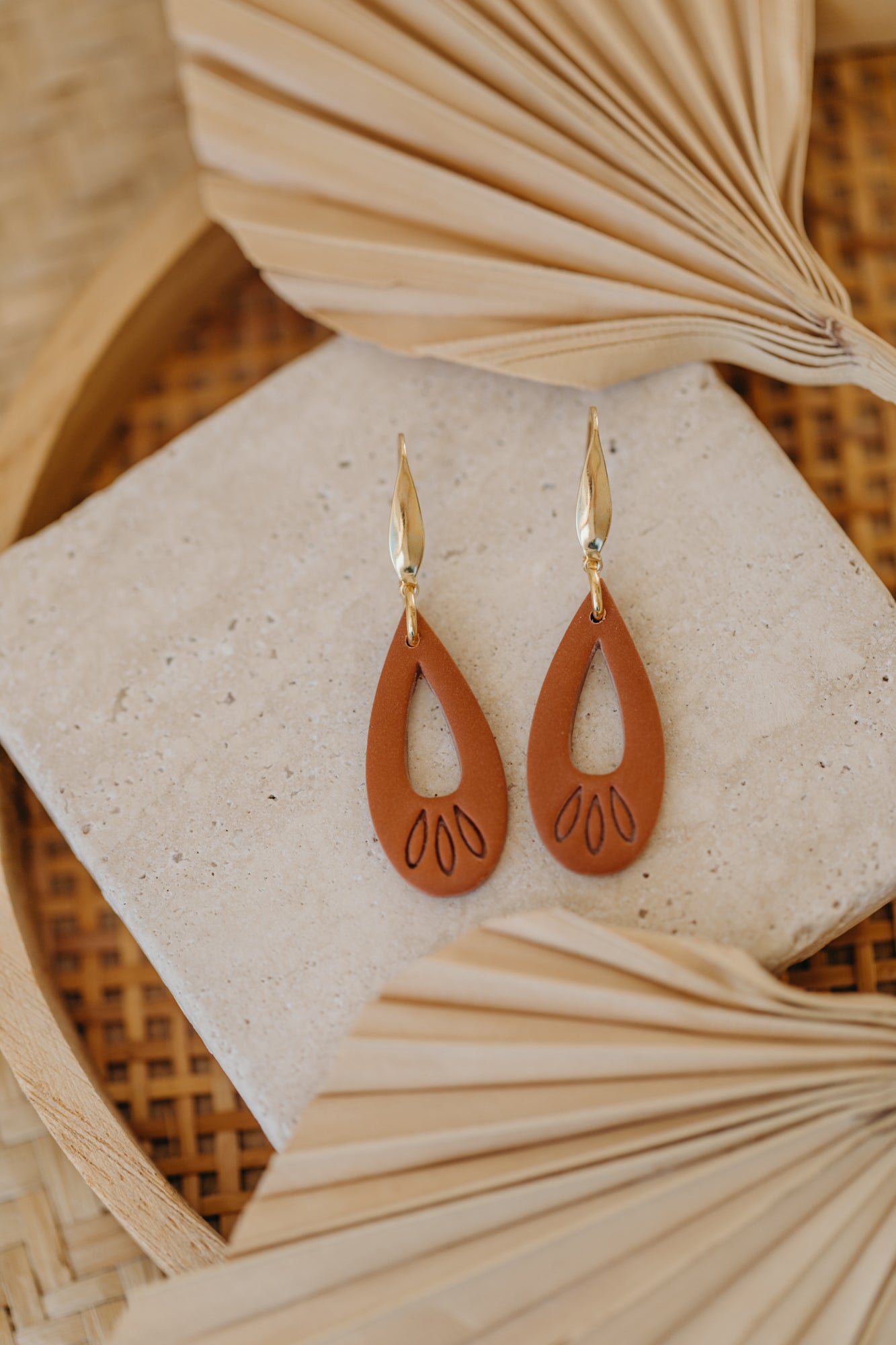 MARLEEN - long cinnamon-colored drop earrings with a pattern
