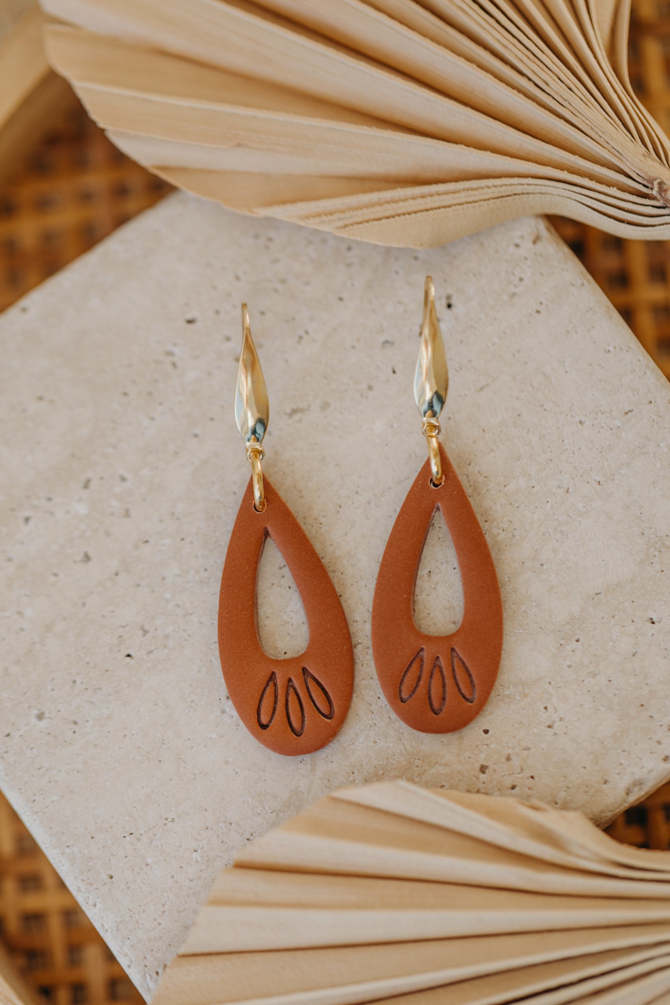 MARLEEN - long cinnamon-colored drop earrings with a pattern