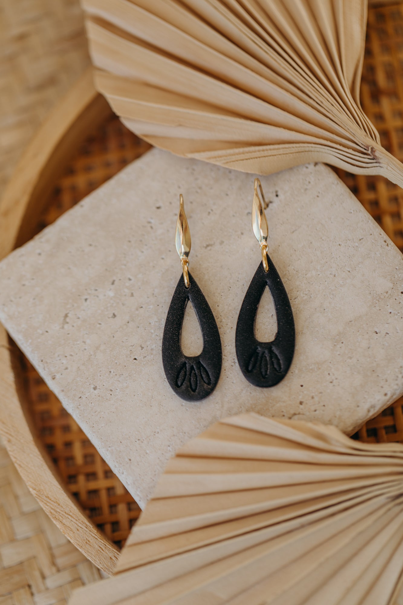 MARLEEN - long black drop earrings with pattern