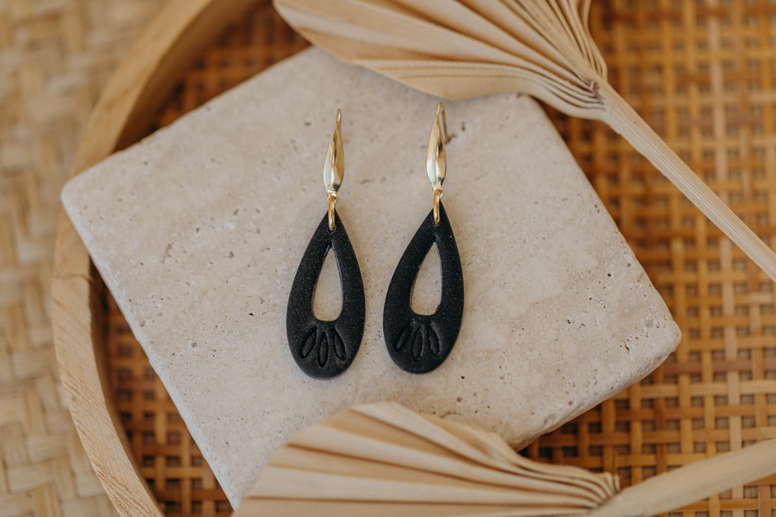 MARLEEN - long black drop earrings with pattern