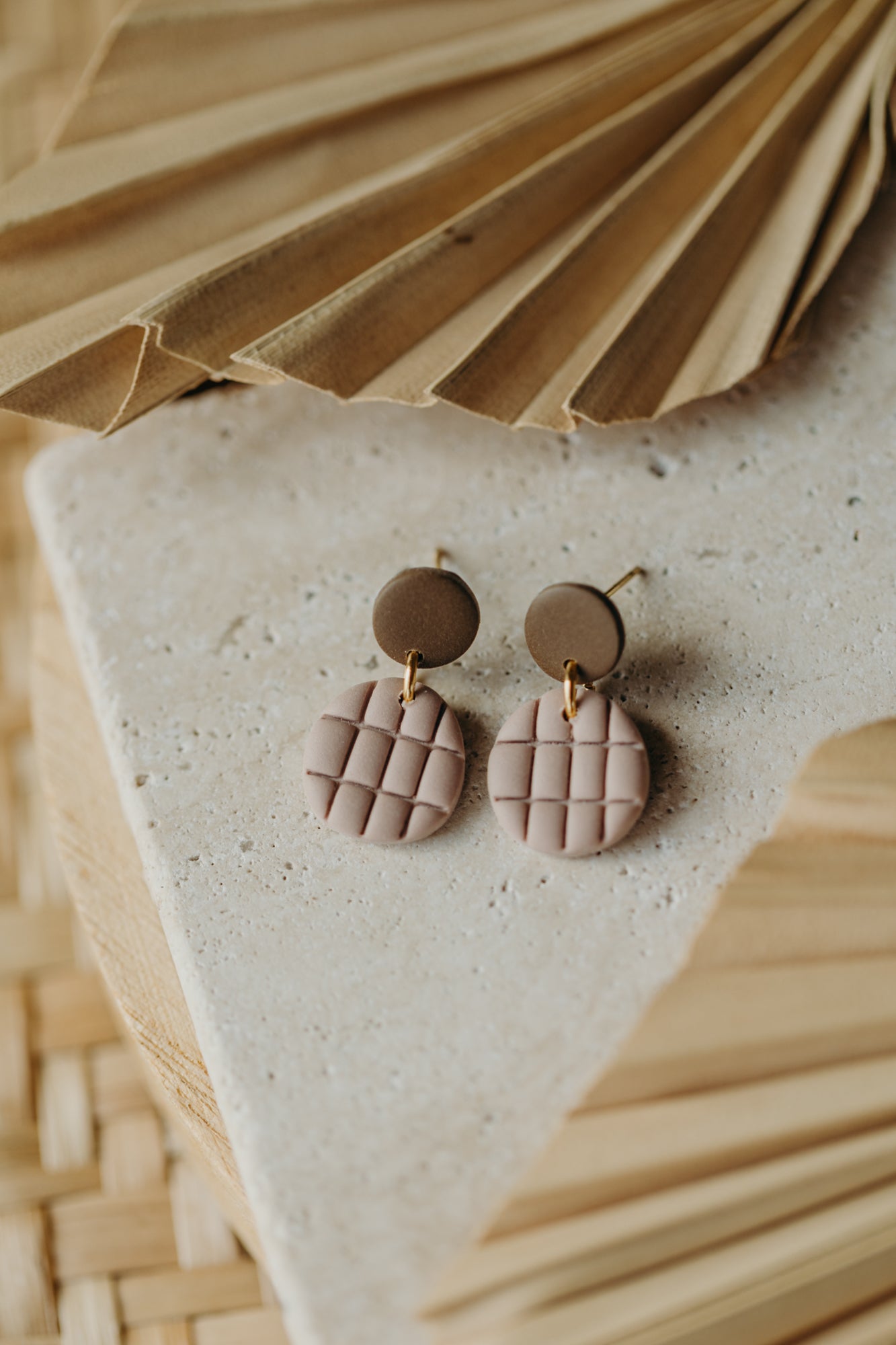 MAY – runde gemusterte Ohrringe in sunklem Khaki &amp; Dove