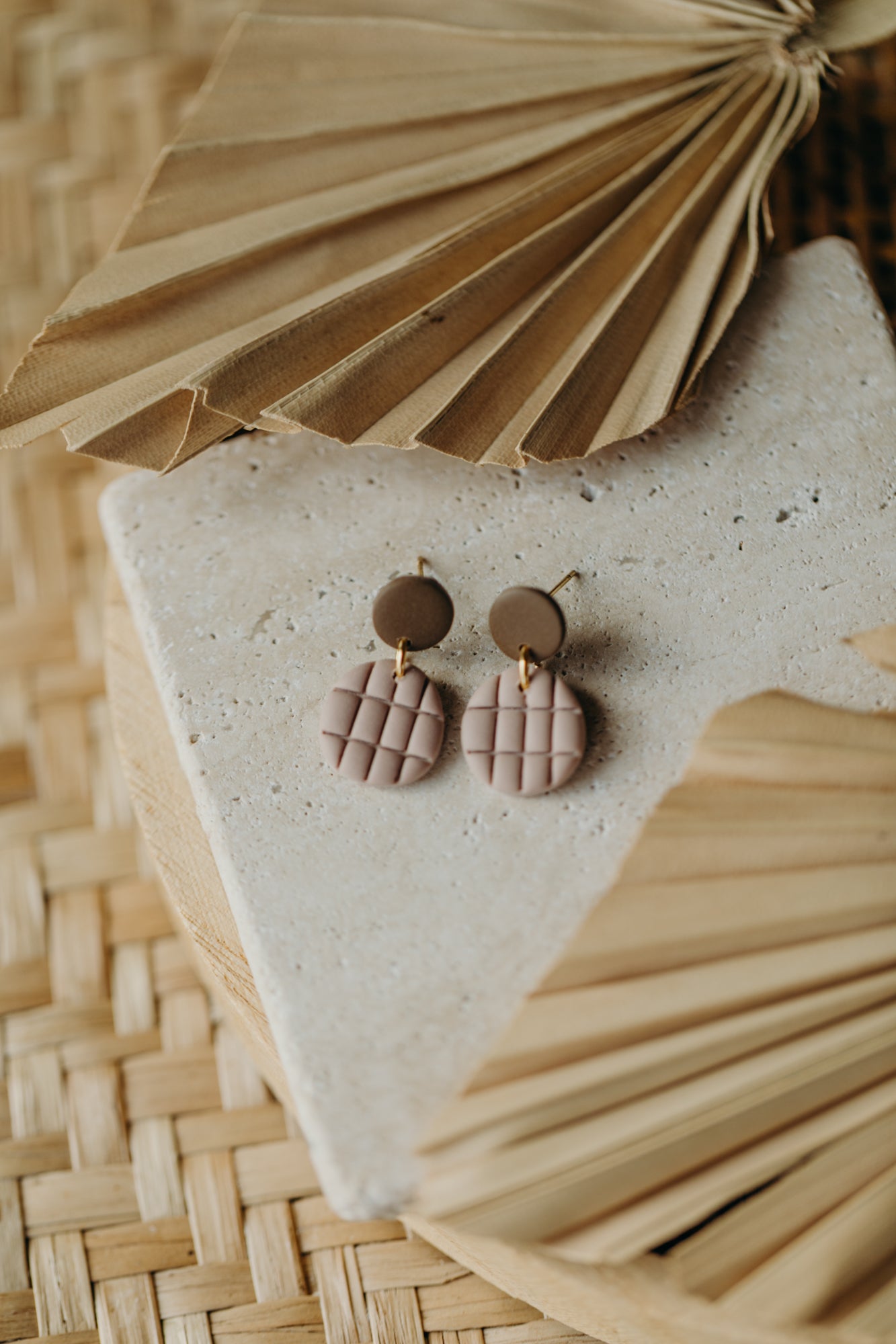 MAY – runde gemusterte Ohrringe in sunklem Khaki &amp; Dove