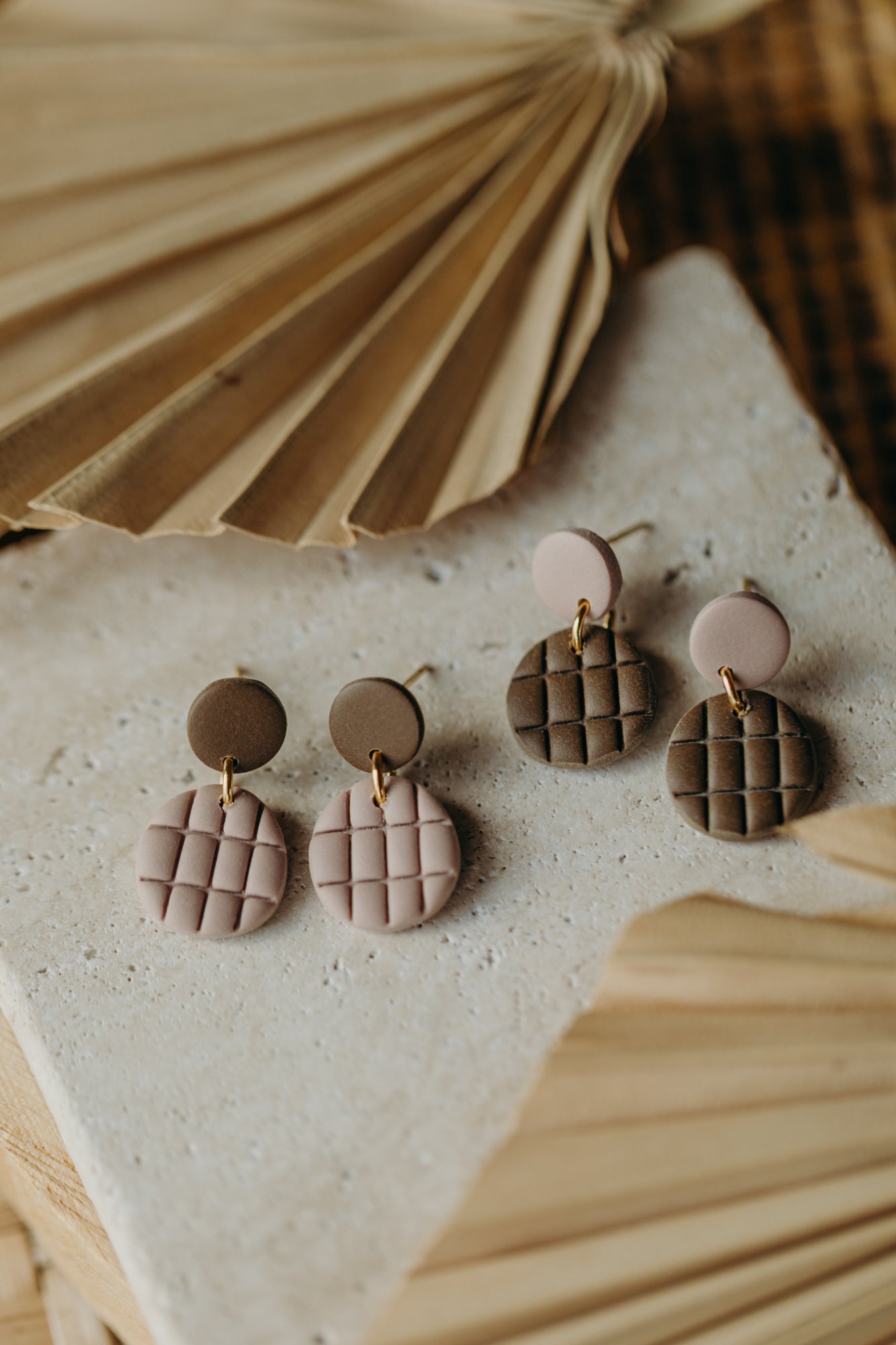 MAY – runde gemusterte Ohrringe in Dove &amp; Dunklem Khaki