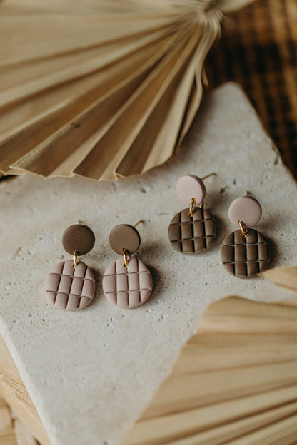MAY – runde gemusterte Ohrringe in Dove &amp; Dunklem Khaki