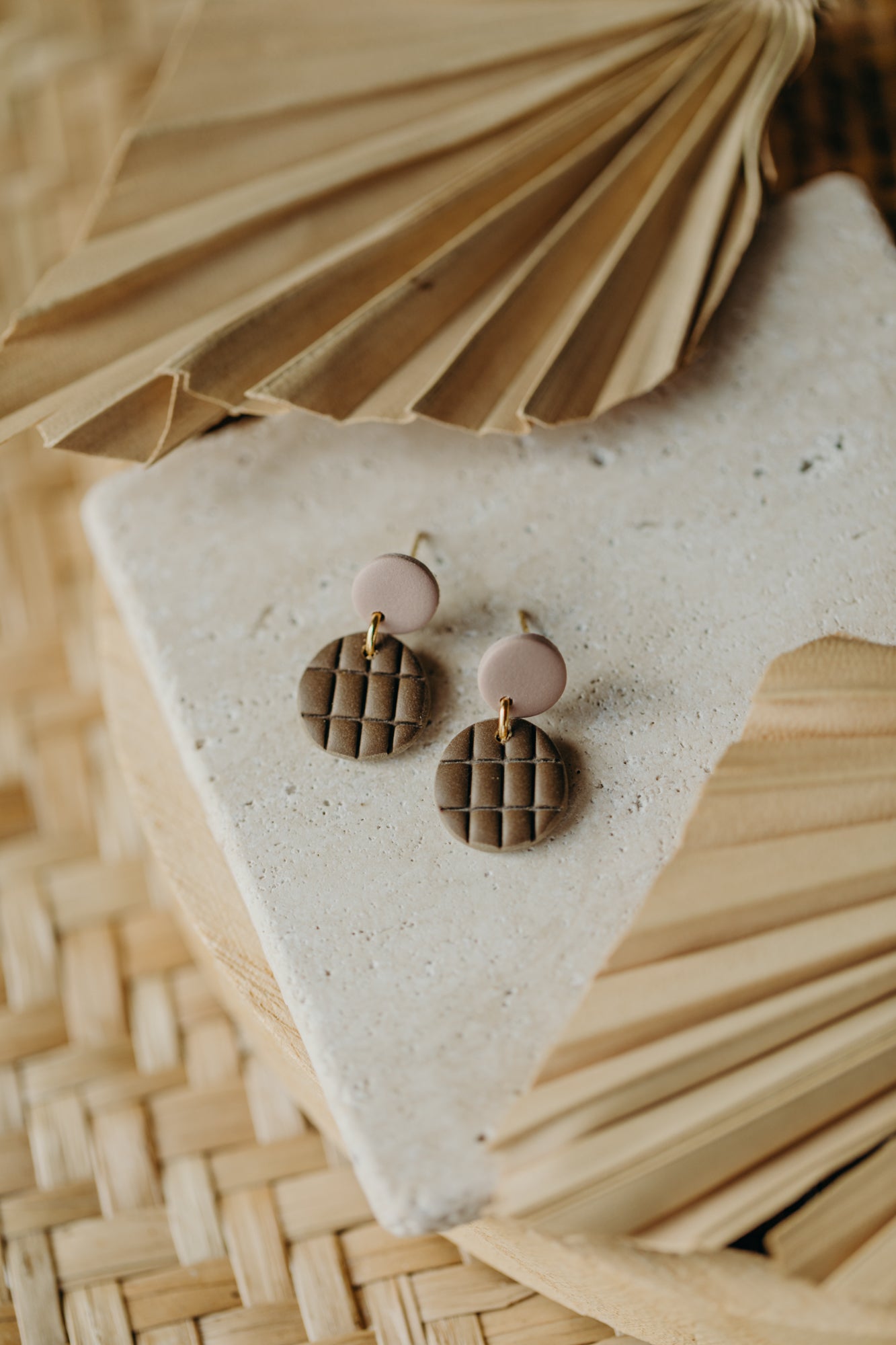 MAY – runde gemusterte Ohrringe in Dove &amp; Dunklem Khaki