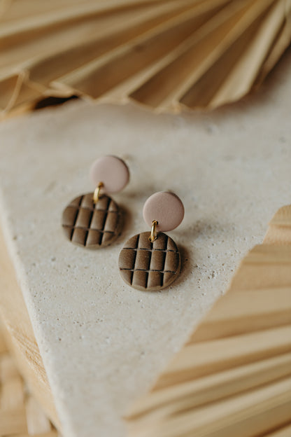 MAY – runde gemusterte Ohrringe in Dove &amp; Dunklem Khaki