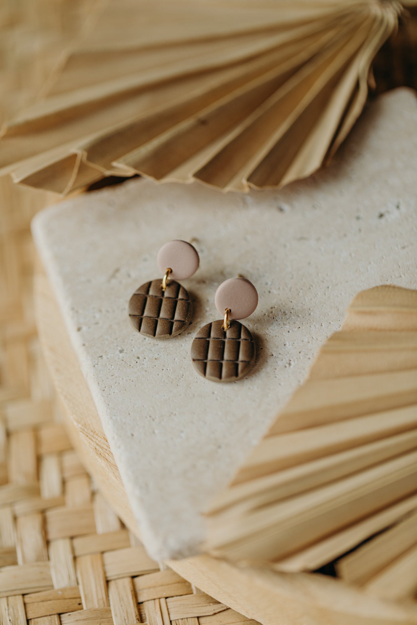 MAY – runde gemusterte Ohrringe in Dove &amp; Dunklem Khaki