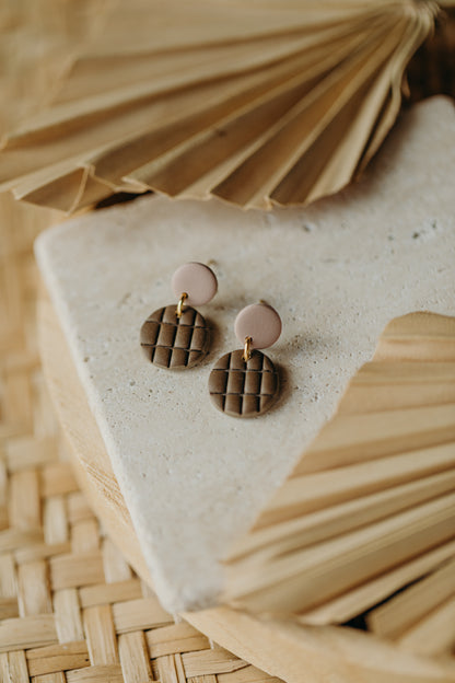 MAY – runde gemusterte Ohrringe in Dove &amp; Dunklem Khaki