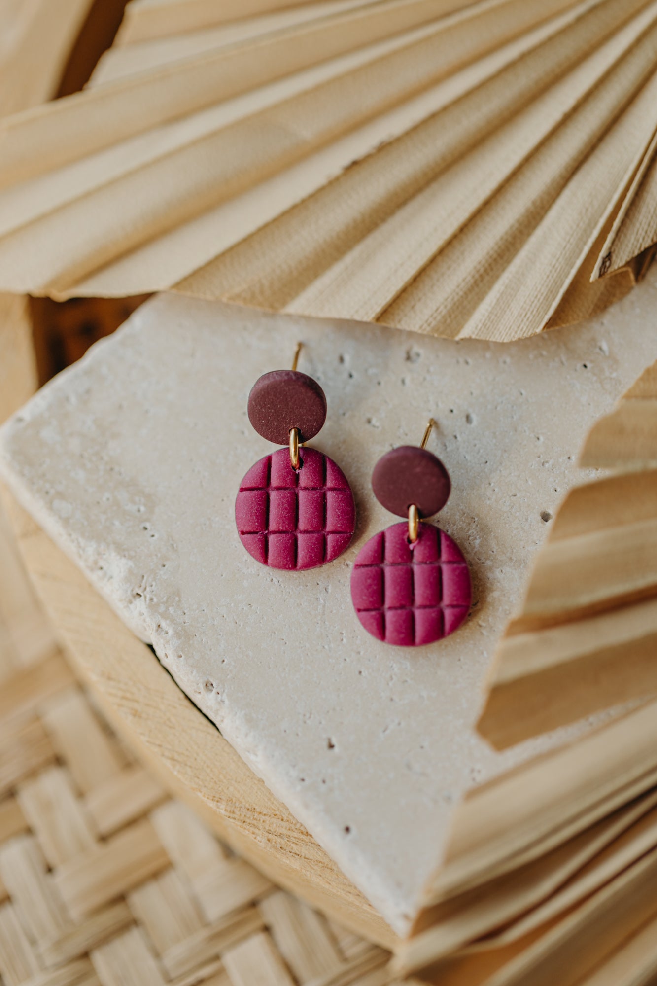 MAY – runde gemusterte Ohrringe in Merlot &amp; Himbeere