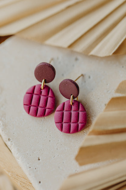 MAY – runde gemusterte Ohrringe in Merlot &amp; Himbeere