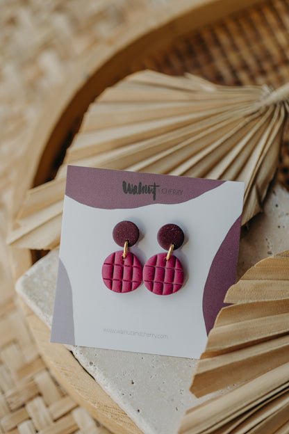 MAY – runde gemusterte Ohrringe in Merlot &amp; Himbeere