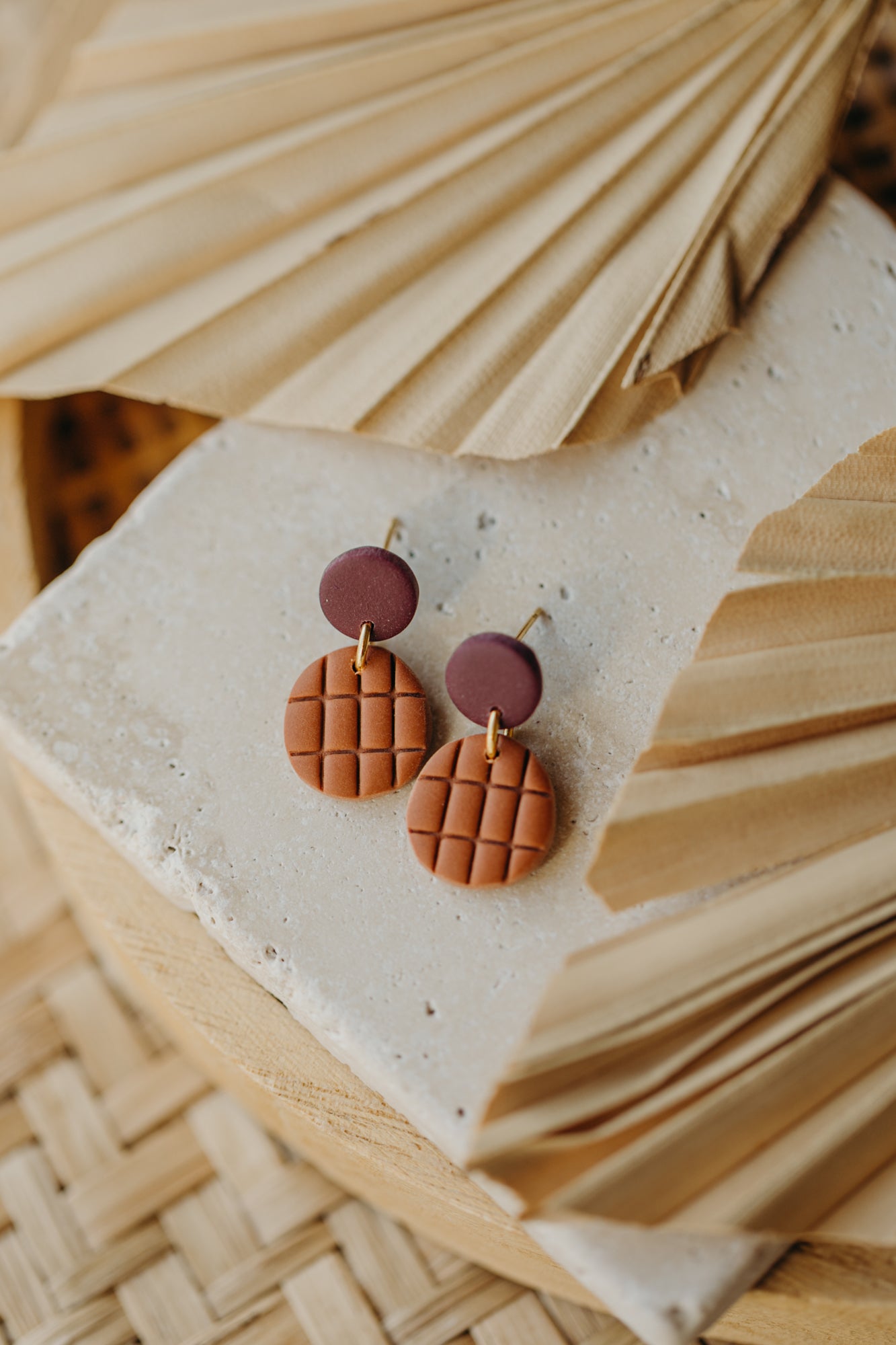 MAY – runde gemusterte Ohrringe in Zimt &amp; Merlot