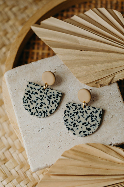 MELA Polymer Ton Ohrringe in Sand | Terrazzo Animal Print