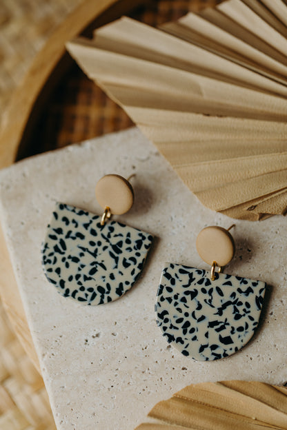 MELA Polymer Ton Ohrringe in Sand | Terrazzo Animal Print