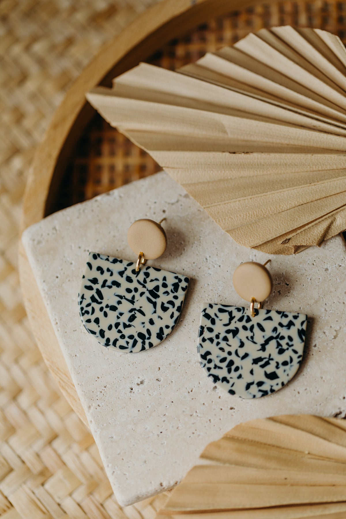 MELA Polymer Ton Ohrringe in Sand | Terrazzo Animal Print