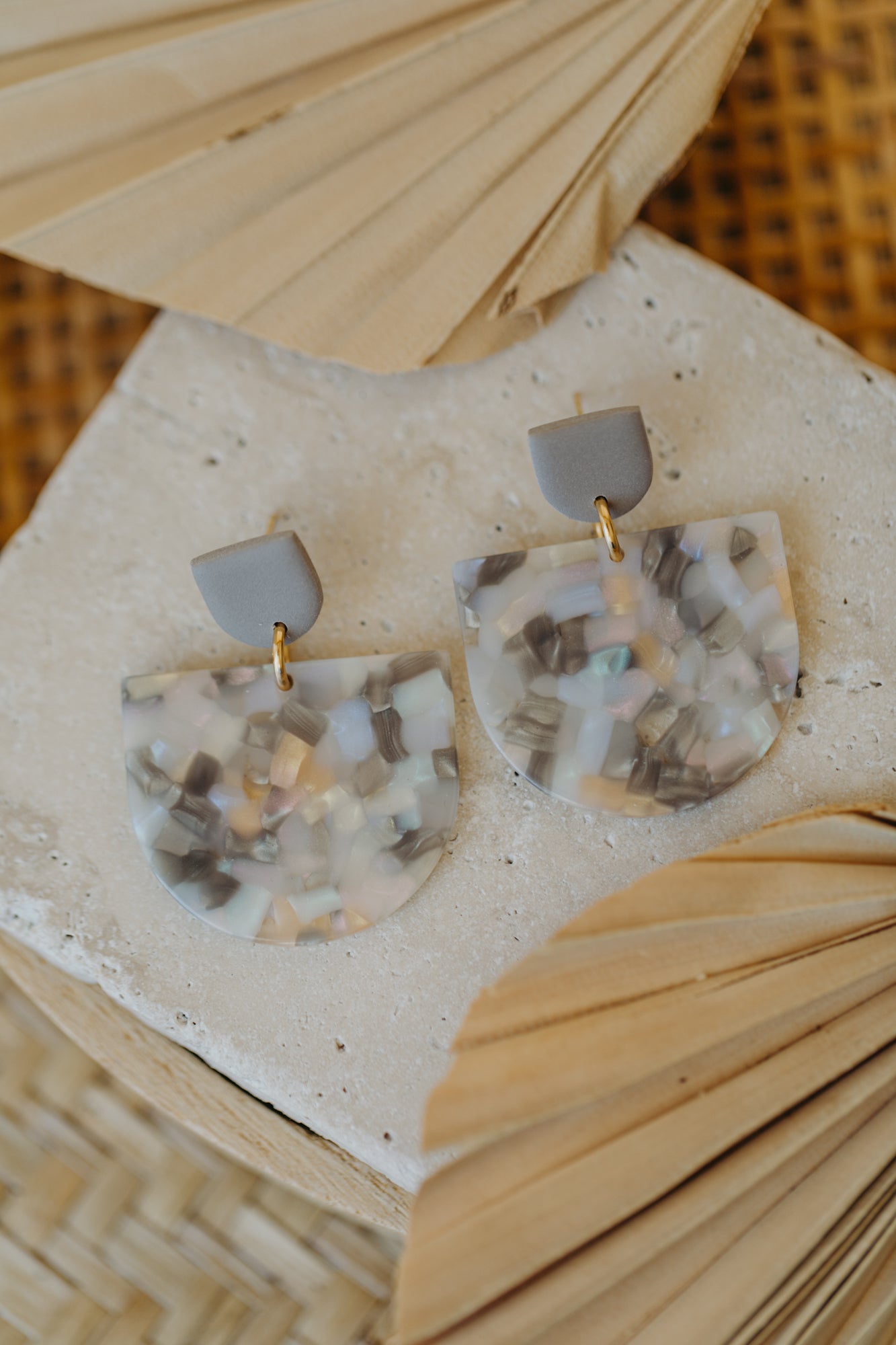 MELA – Statement Ohrringe in Kieselstein, Beige, Grau &amp; Vanille