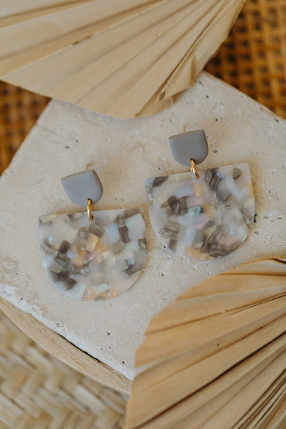 MELA – Statement Ohrringe in Kieselstein, Beige, Grau &amp; Vanille
