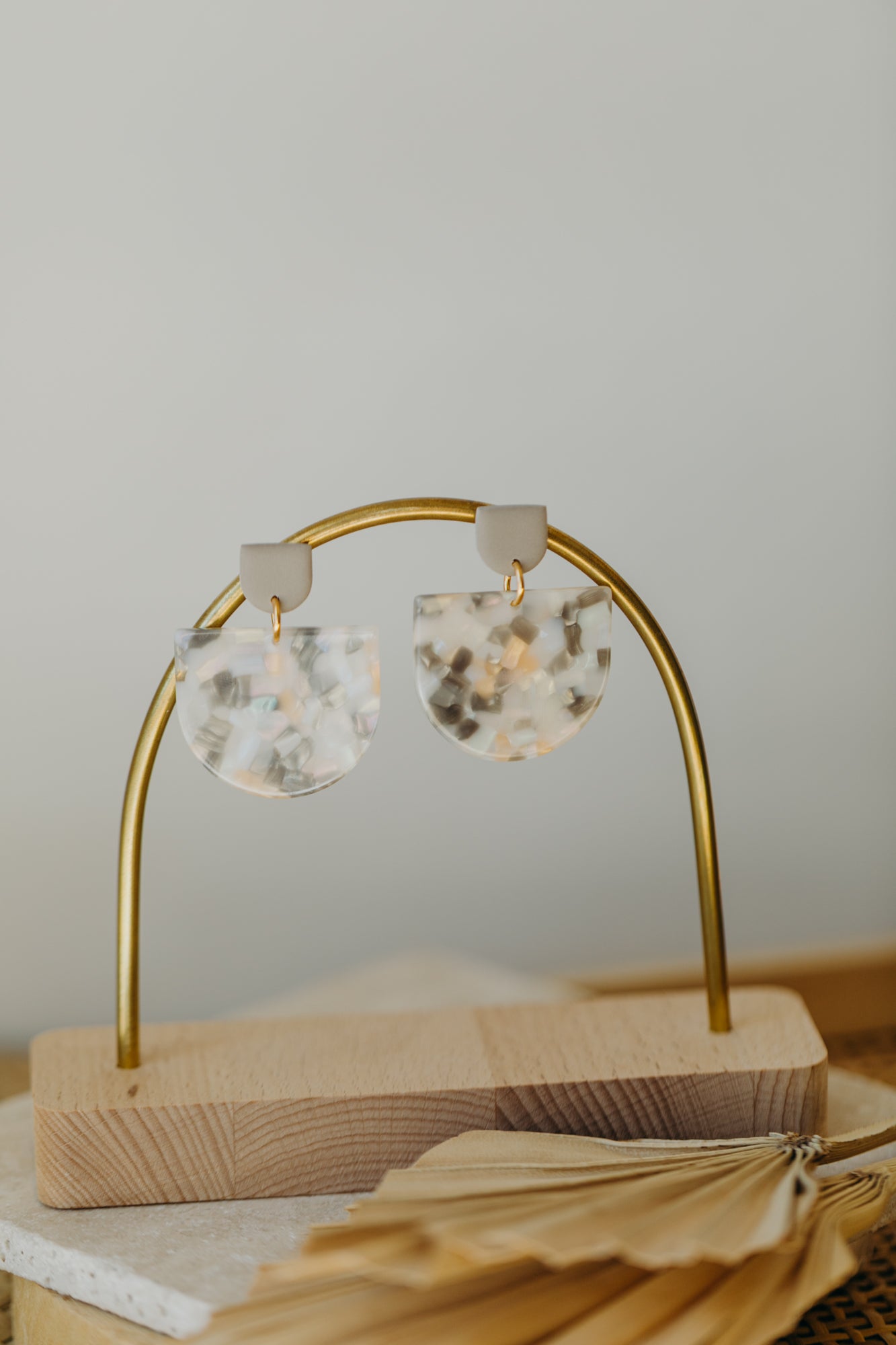 MELA – Statement Ohrringe in Kieselstein, Beige, Grau &amp; Vanille