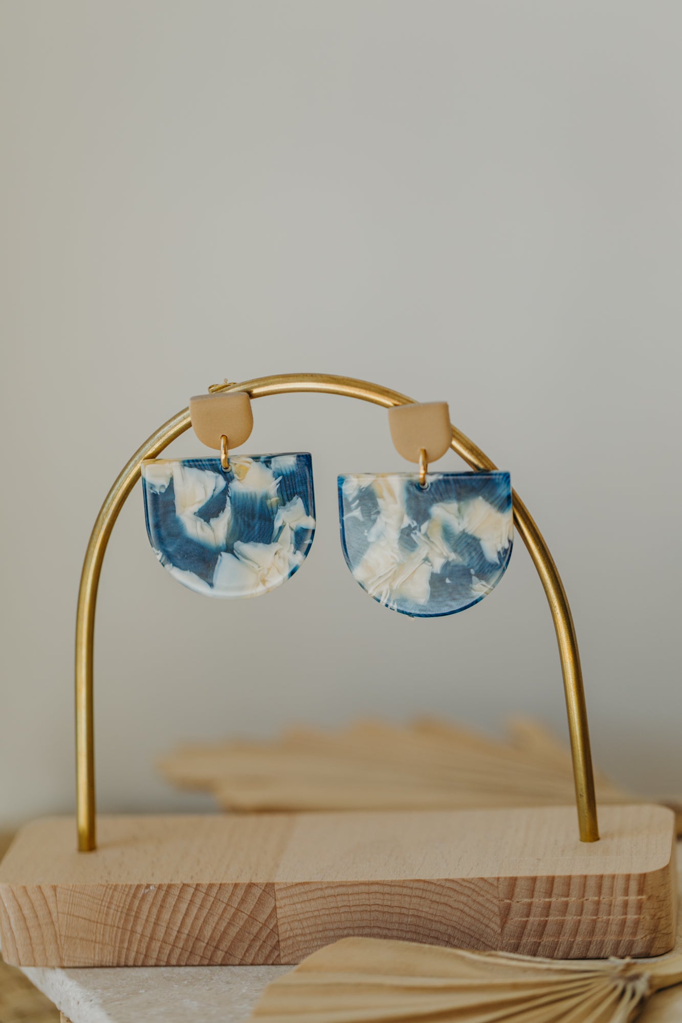 MELA - Statement Ohrringe in Blau &amp; Beige