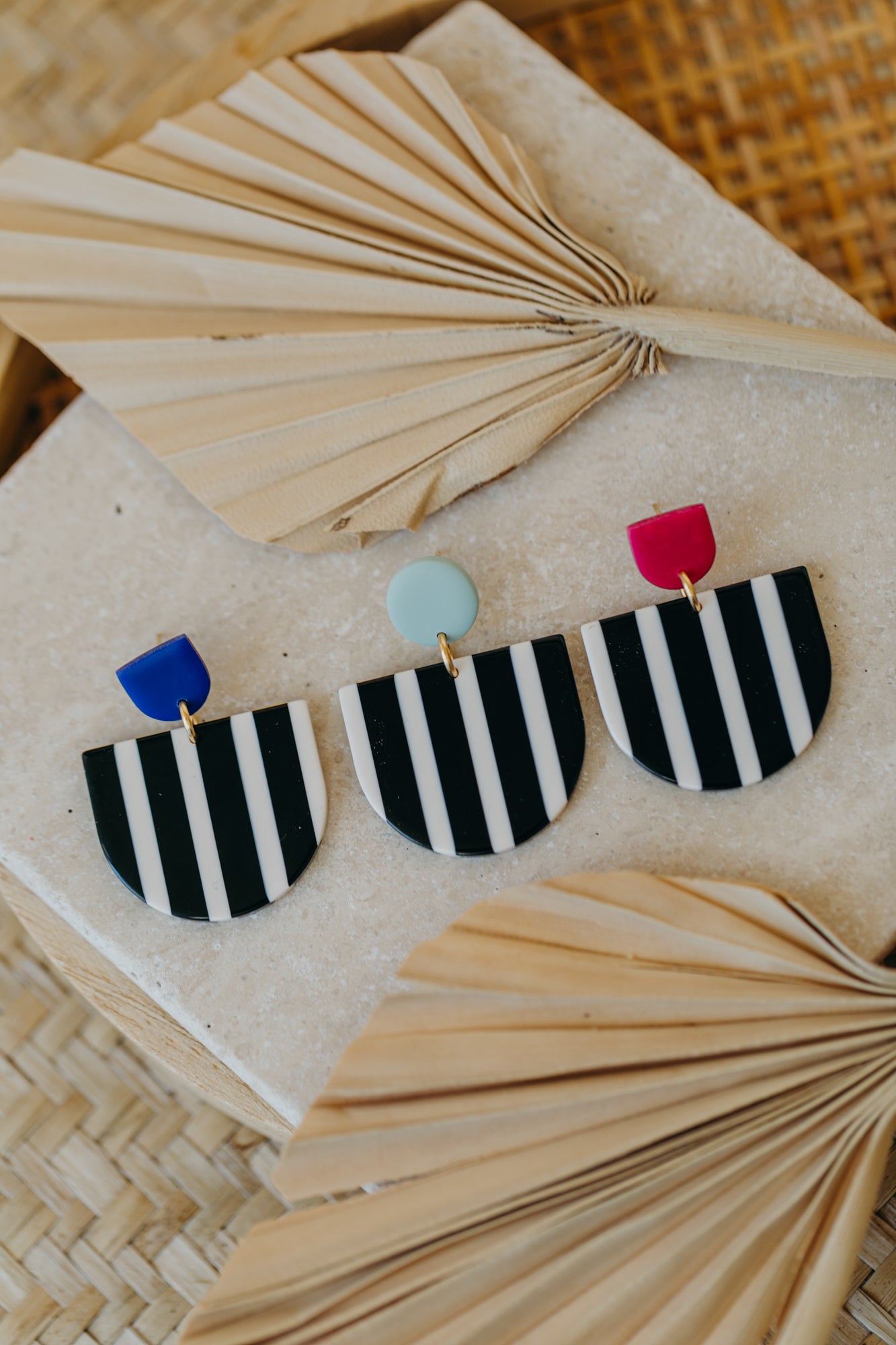 MELA – Statement Ohrringe in Kornblumenblau &amp; Schwarz-Weiß