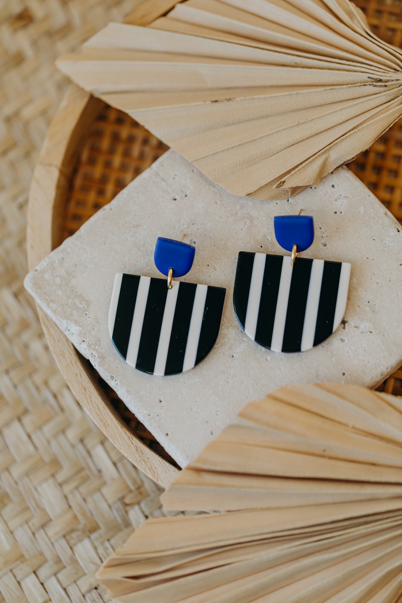 MELA – Statement Ohrringe in Kornblumenblau &amp; Schwarz-Weiß