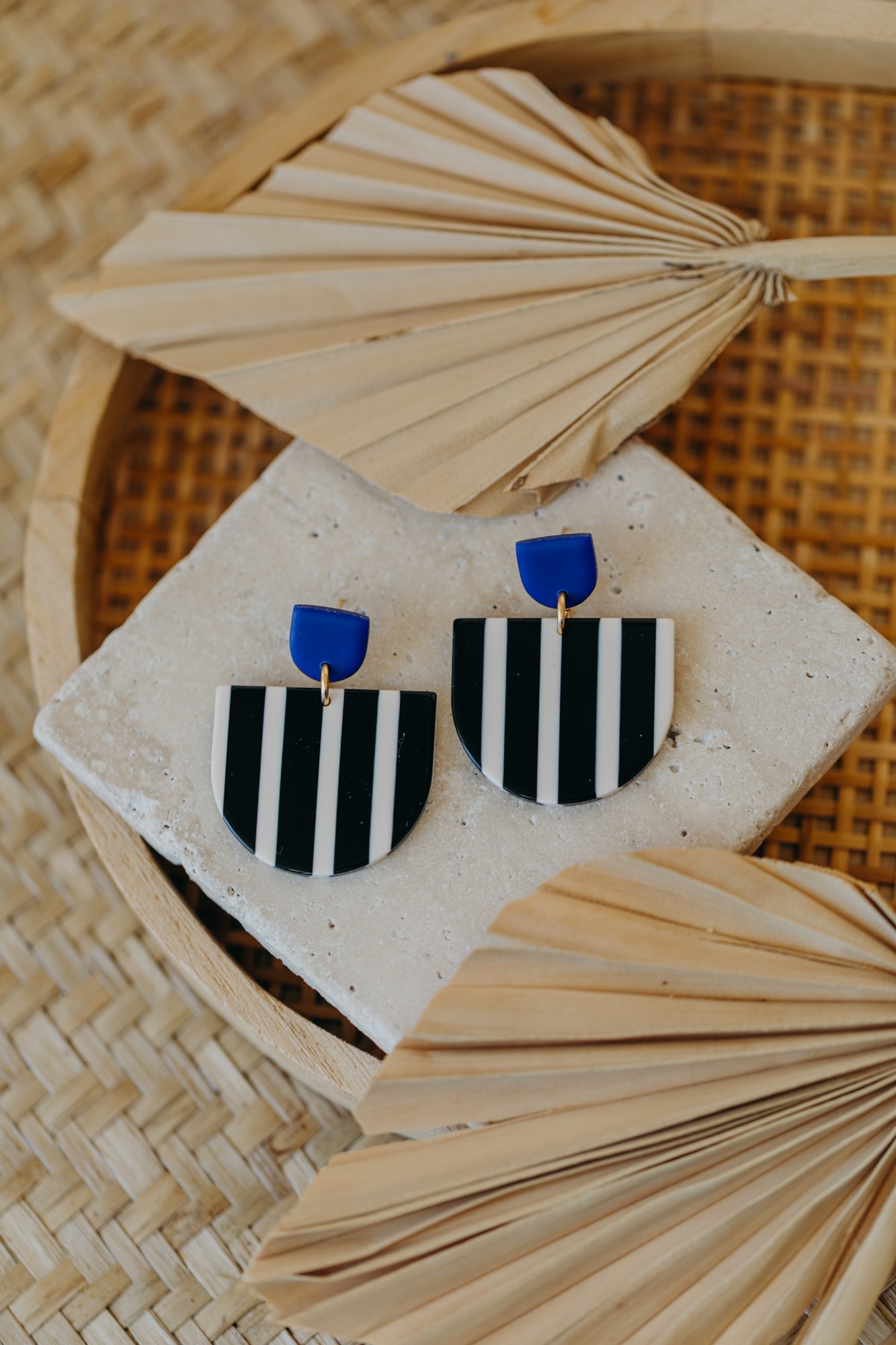 MELA – Statement Ohrringe in Kornblumenblau &amp; Schwarz-Weiß