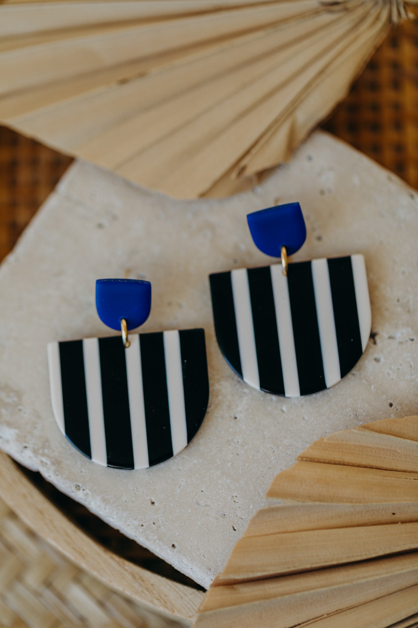 MELA – Statement Ohrringe in Kornblumenblau &amp; Schwarz-Weiß