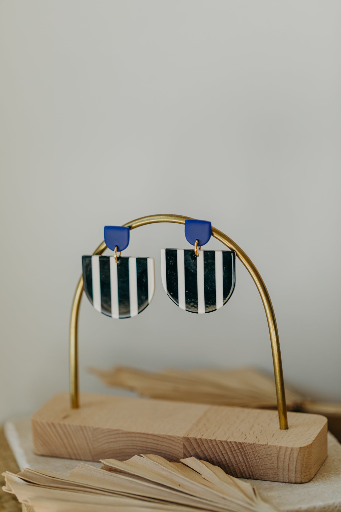 MELA – Statement Ohrringe in Kornblumenblau &amp; Schwarz-Weiß