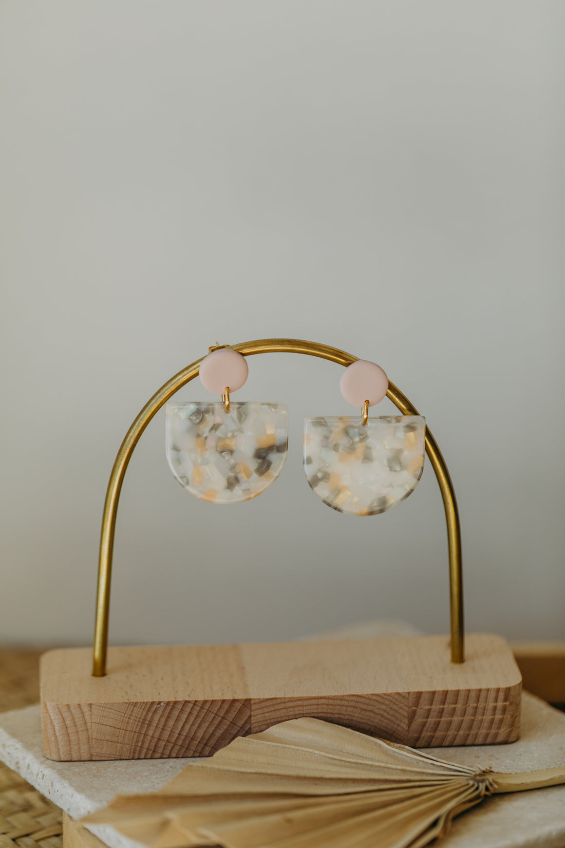 MELA – Statement Ohrringe in Rosa, Beige, Grau &amp; Vanille