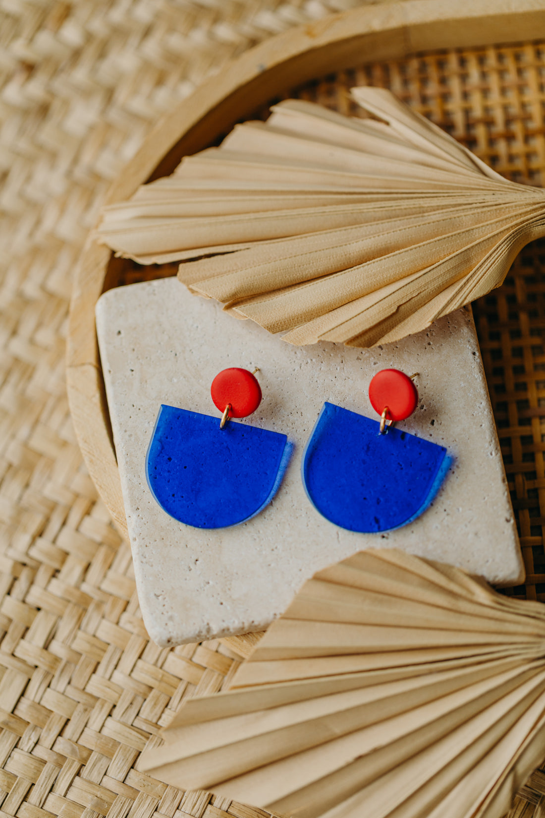 MELA - Statement Ohrringe in rot &amp; blau
